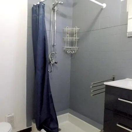 Quartier Hopitaux Facultes Lägenhet *